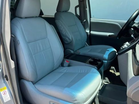 Used 2015 Toyota Sienna XLE w/ XLE Navigation Package FWD image 21
