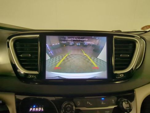 Used 2024 Chrysler Pacifica Touring-L FWD image 23