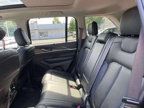 Used 2023 Jeep Grand Cherokee Limited w/ Luxury Tech Group II AWD/4WD image 14