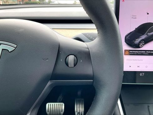 Used 2021 Tesla Model Y Long Range AWD/4WD image 25
