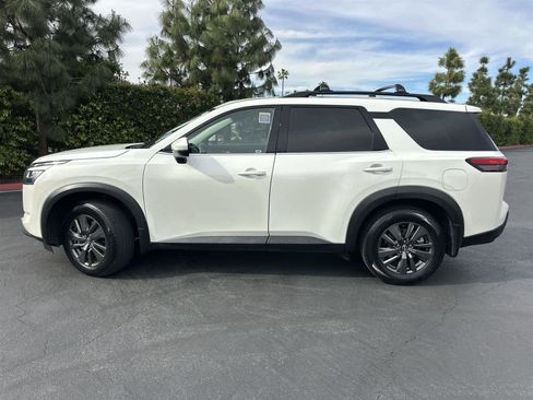 Used 2022 Nissan Pathfinder SV w/ SV Premium Package image 3