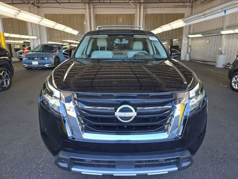 Used 2025 Nissan Pathfinder SL w/ SL Premium Package image 2