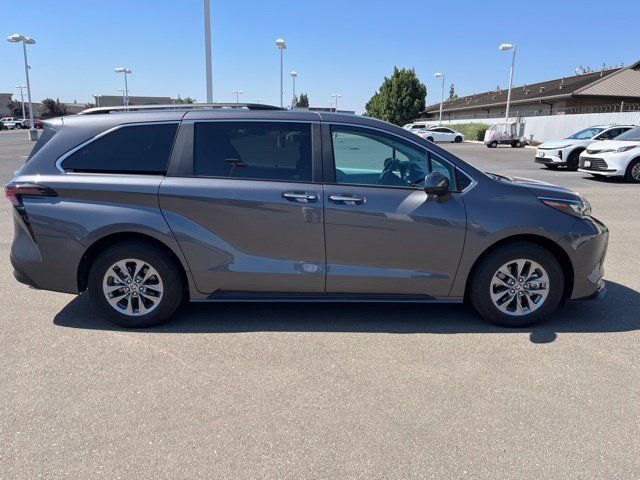 Used 2025 Toyota Sienna XLE w/ XLE Plus Package FWD image 2