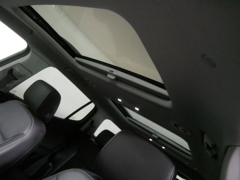 Used 2023 GMC Acadia SLT w/ Elevation Edition image 11