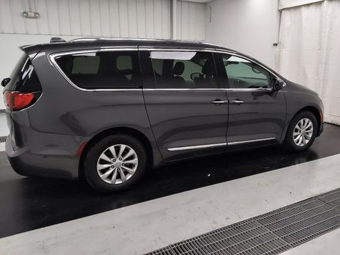 Used 2018 Chrysler Pacifica Touring-L Plus w/ Advanced Safetytec Group FWD image 10