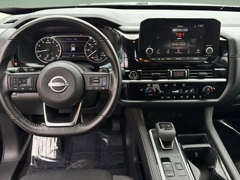 Used 2024 Nissan Pathfinder SV image 9