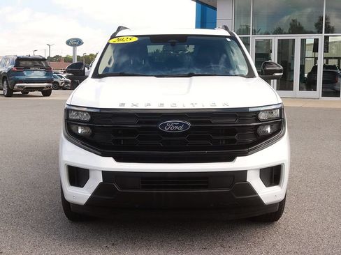 Used 2025 Ford Expedition Active RWD image 2