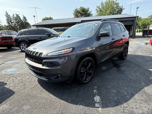 Used 2018 Jeep Cherokee Latitude w/ Altitude Package FWD image 1