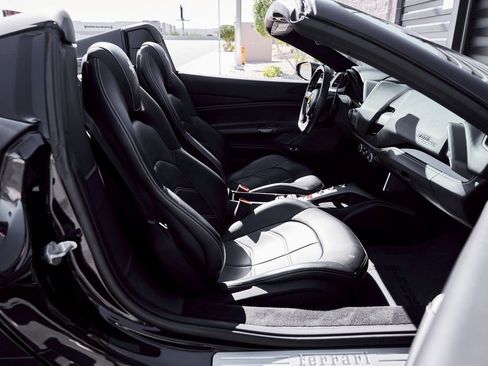 Used 2018 Ferrari 488 Spider image 31