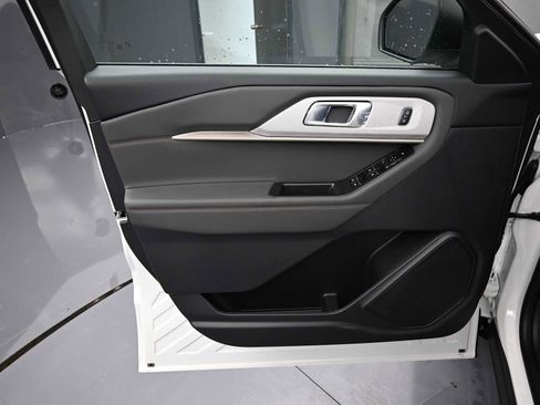 Used 2025 Ford Explorer Active w/ Active Comfort Package image 17