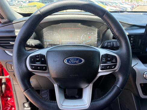 Used 2023 Ford Explorer XLT RWD image 14