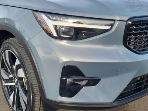 Certified 2023 Volvo XC40 B5 Ultimate w/ Protection Package Premier image 5