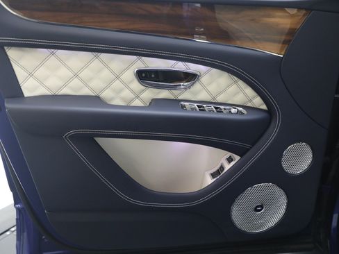 Certified 2022 Bentley Bentayga AWD/4WD image 16