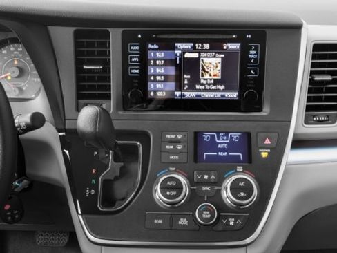 Used 2017 Toyota Sienna LE image 13