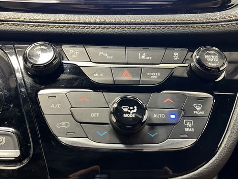 Used 2023 Chrysler Pacifica Pinnacle FWD image 19