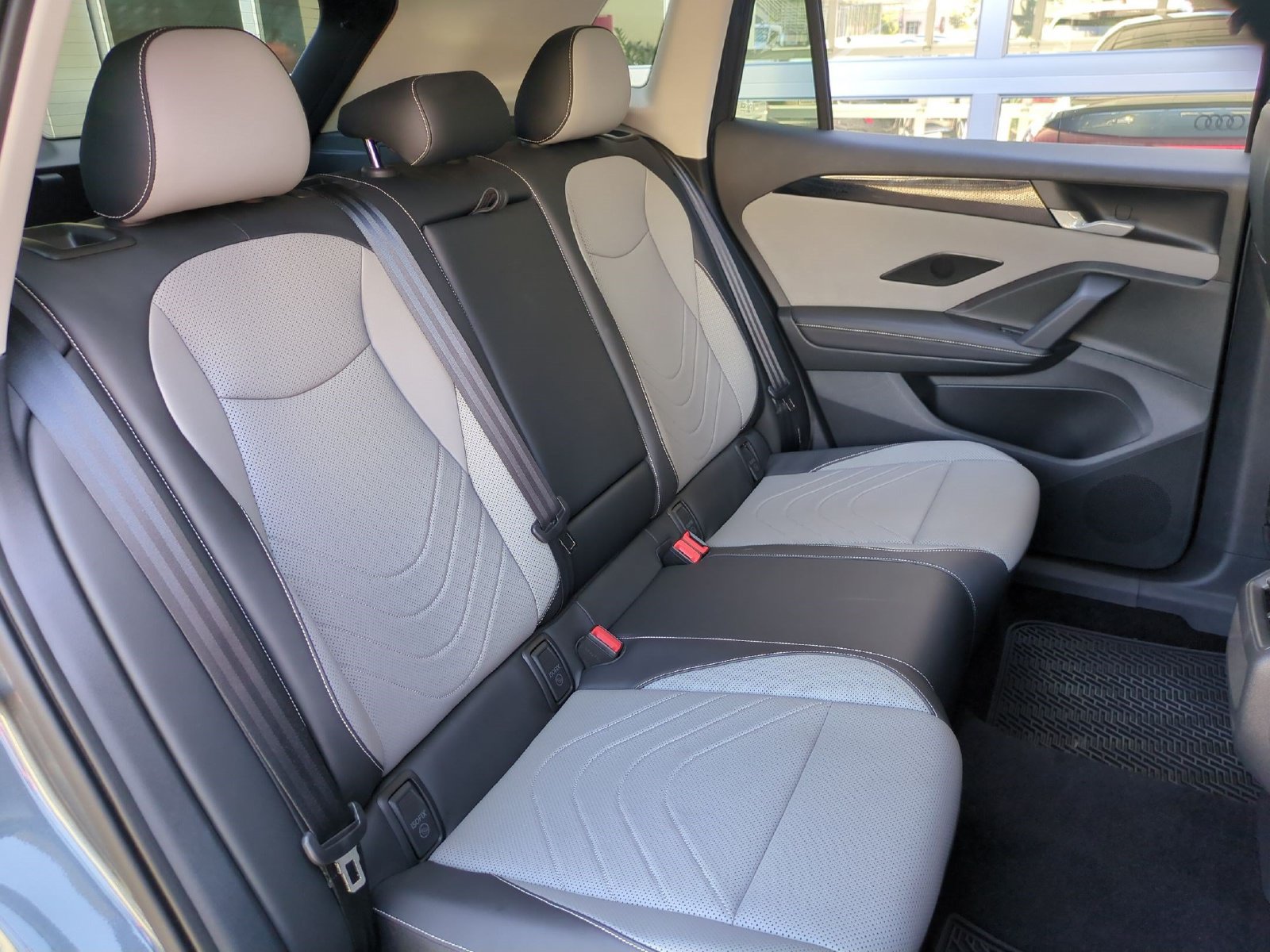 Used 2025 Volkswagen Tiguan SE w/ Panoramic Sunroof Package AWD/4WD image 27