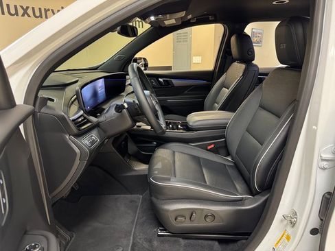 Used 2025 Buick Enclave Sport Touring image 8