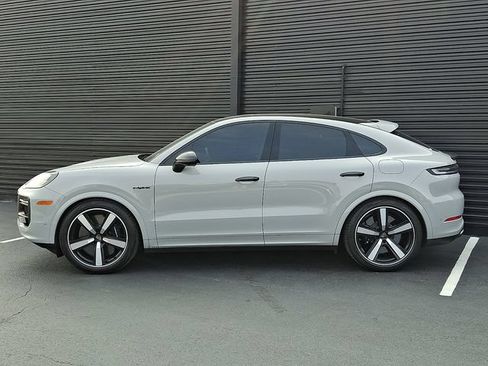 Certified 2025 Porsche Cayenne Turbo AWD/4WD image 2