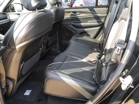 New 2025 Jeep Grand Cherokee Limited w/ Luxury Tech Group II image 15