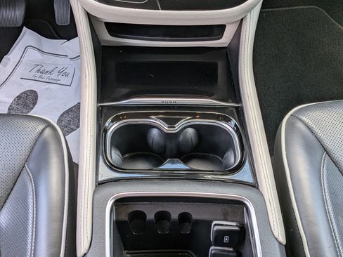 Used 2024 Chrysler Pacifica Limited image 22