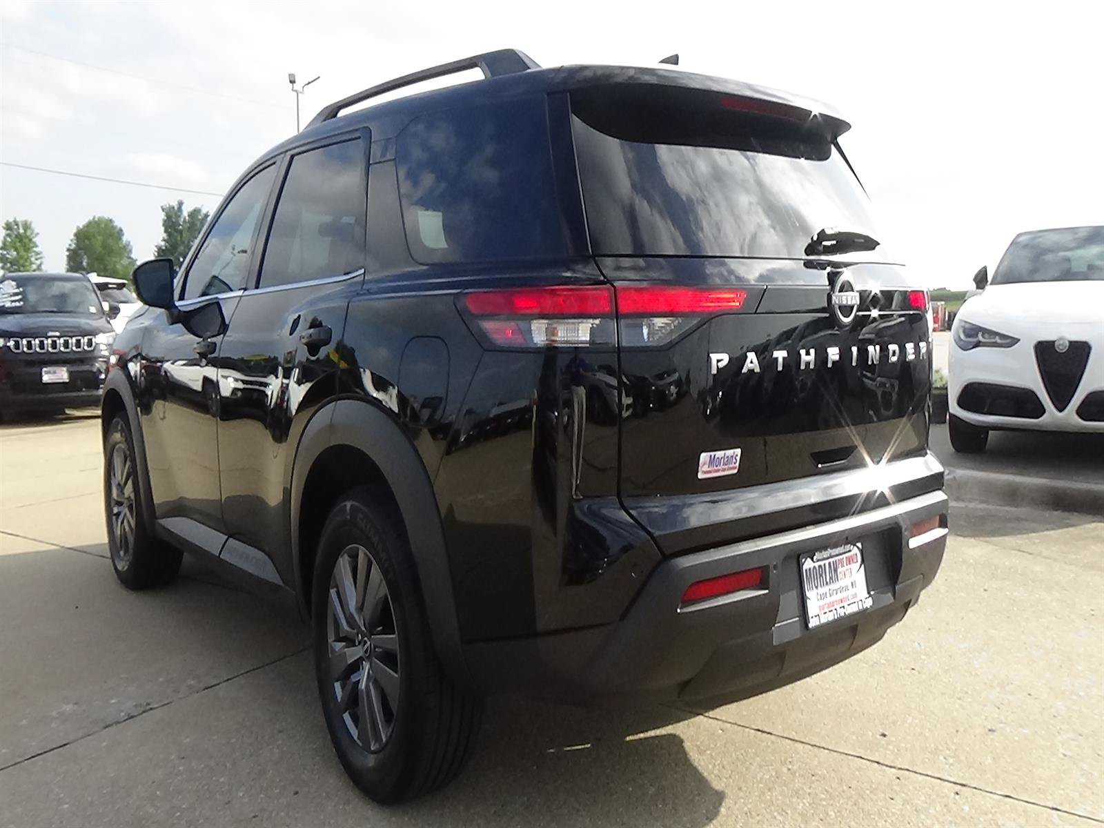 Used 2025 Nissan Pathfinder SV FWD image 8