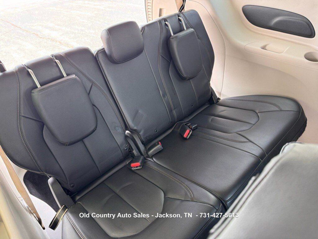 Used 2019 Chrysler Pacifica Touring-L FWD image 10