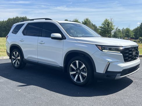 Used 2023 Honda Pilot Touring image 2