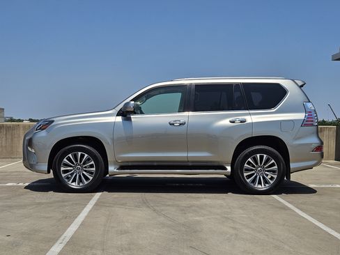 Used 2020 Lexus GX 460 Luxury w/ Accessory Package AWD/4WD image 2