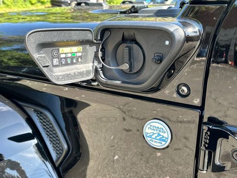 Used 2023 Jeep Wrangler Unlimited Sahara w/ Cold Weather Group AWD/4WD image 15