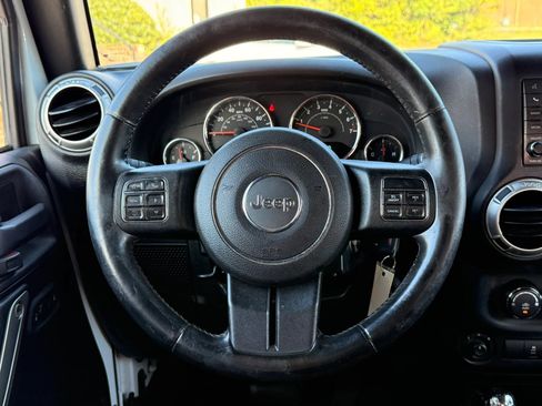 Used 2015 Jeep Wrangler Unlimited Sahara w/ Connectivity Group AWD/4WD image 15