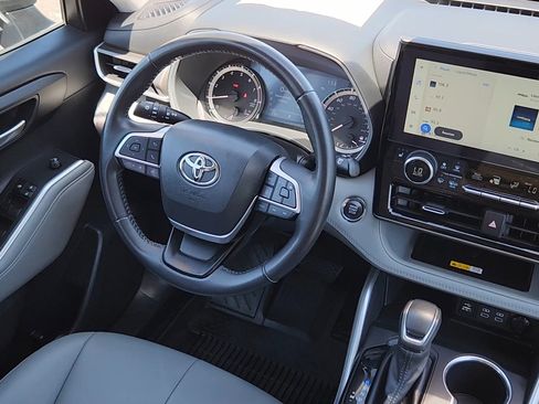 Used 2023 Toyota Highlander XLE AWD/4WD image 5