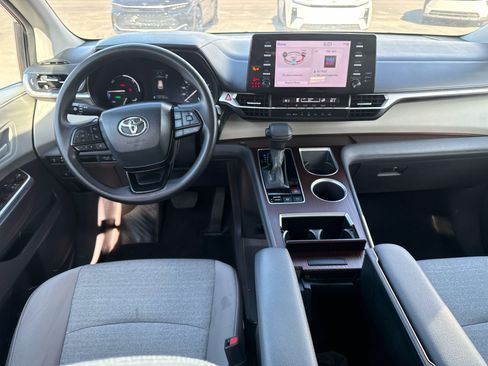 Used 2024 Toyota Sienna LE FWD image 14