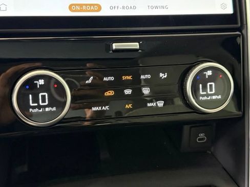 Used 2025 Land Rover Discovery Dynamic SE AWD/4WD image 37