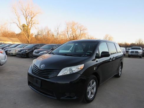 Used 2012 Toyota Sienna LE FWD image 1