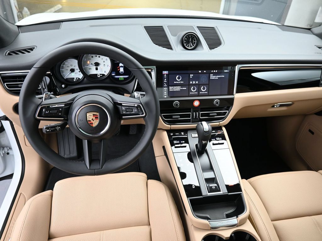 Certified 2025 Porsche Macan AWD/4WD image 6