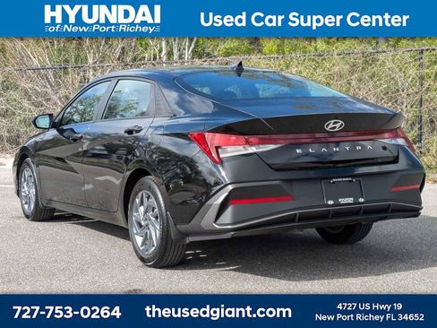 Used 2024 Hyundai Elantra SEL image 3