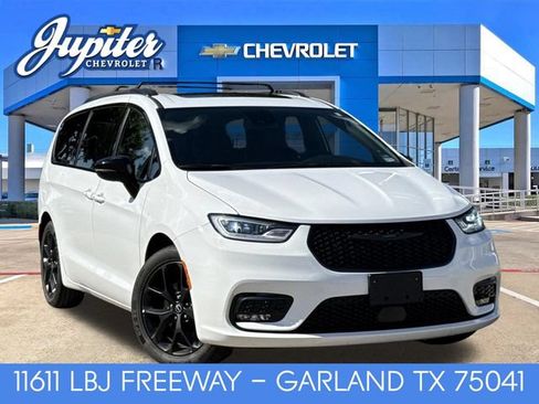 Used 2025 Chrysler Pacifica Limited FWD image 1
