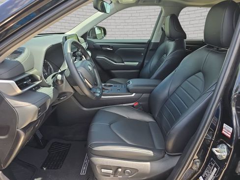 Used 2022 Toyota Highlander XLE FWD image 16