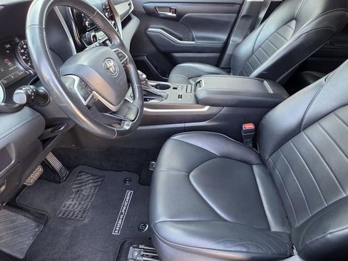 Used 2022 Toyota Highlander XLE image 6