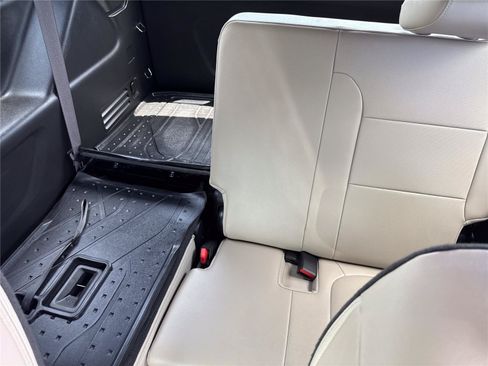 Used 2023 Chevrolet Traverse Premier FWD image 34