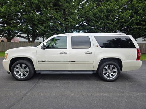 Used 2010 Chevrolet Suburban LTZ image 3