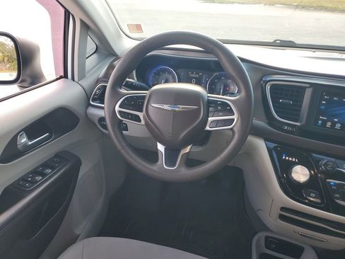 Used 2019 Chrysler Pacifica LX image 15
