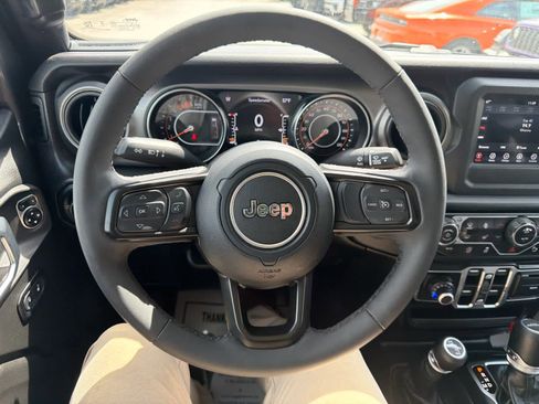 Used 2023 Jeep Gladiator Sport AWD/4WD image 16