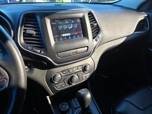 Used 2019 Jeep Cherokee Latitude Plus AWD/4WD image 27