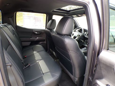 Used 2021 Toyota Tacoma TRD Sport w/ TRD Premium Sport Package AWD/4WD image 20