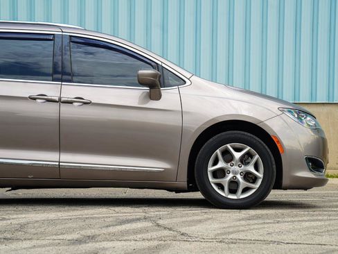 Used 2017 Chrysler Pacifica Touring-L Plus w/ Tire & Wheel Group FWD image 10