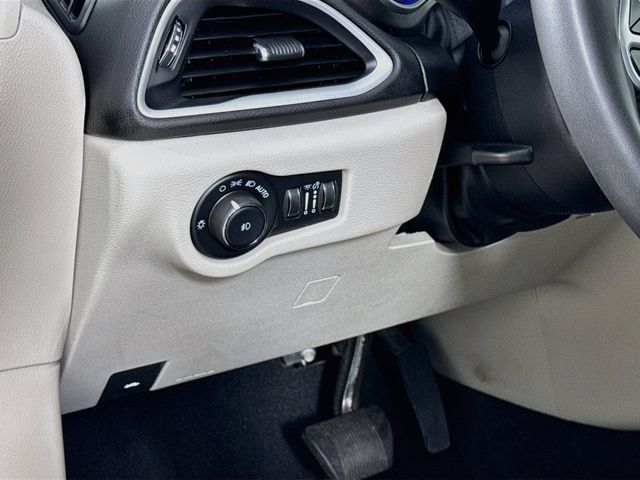 Used 2024 Chrysler Pacifica Touring-L FWD image 10