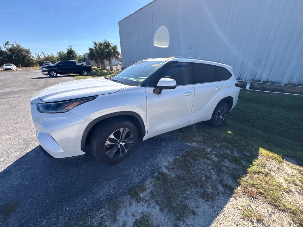 Used 2021 Toyota Highlander XLE FWD image 3