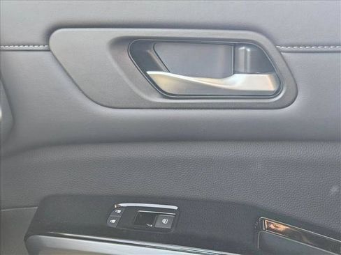 Used 2025 Nissan Pathfinder SL FWD image 14