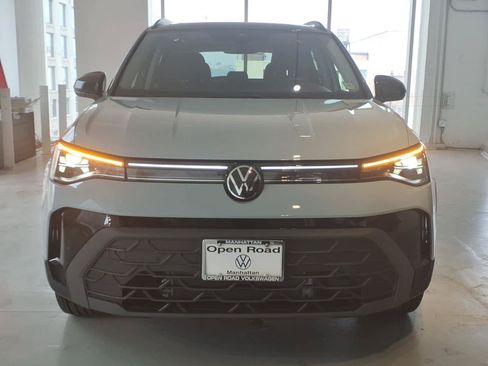 Used 2026 Volkswagen Taos SE AWD/4WD image 2